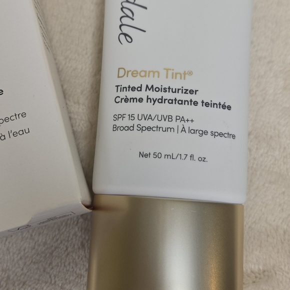 Jane Iredale DARK Dream Tint Tinted Moisturizer - Picture 7 of 9